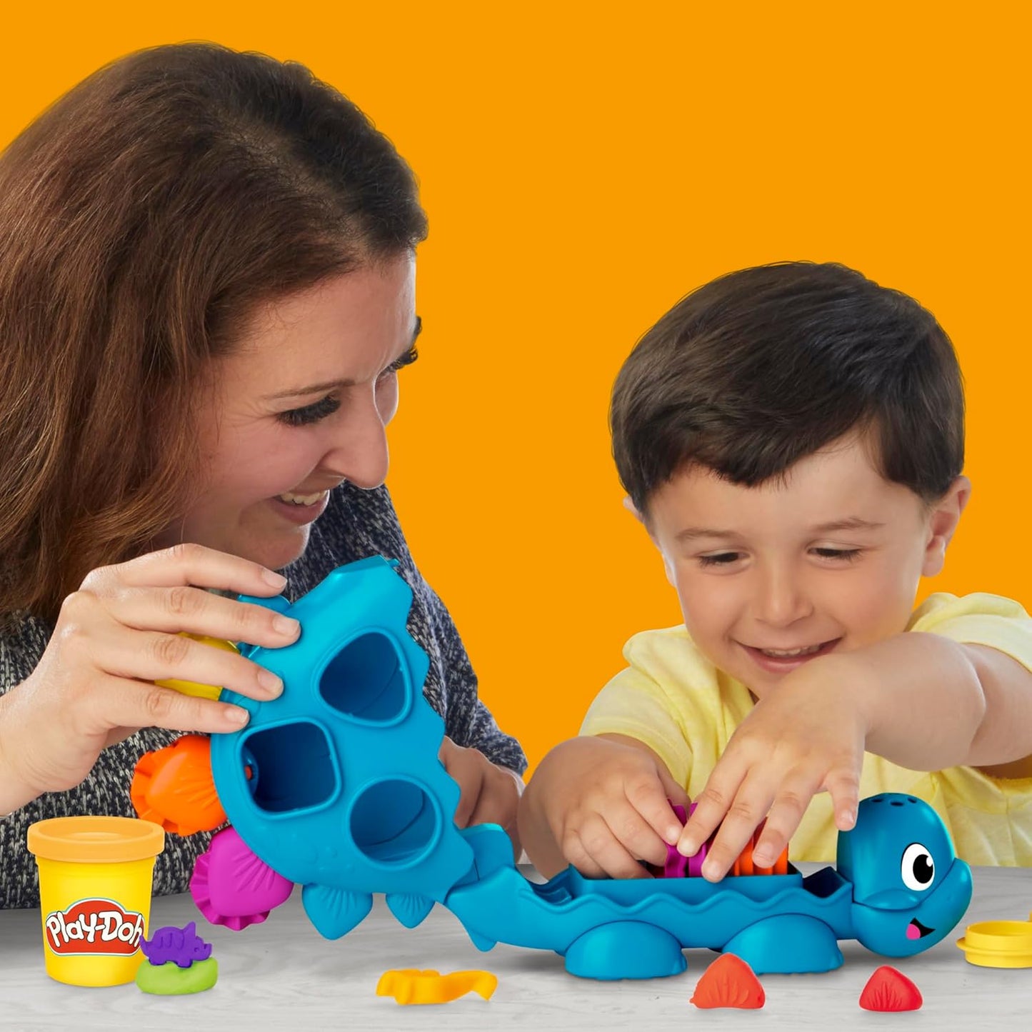 Play-Doh Formen und Farben Dino-Starter-Set, sensorisches Dinosaurier-Spielset für Kinder ab 2 Jahren, 11 Zubehörteile und 6 Farben