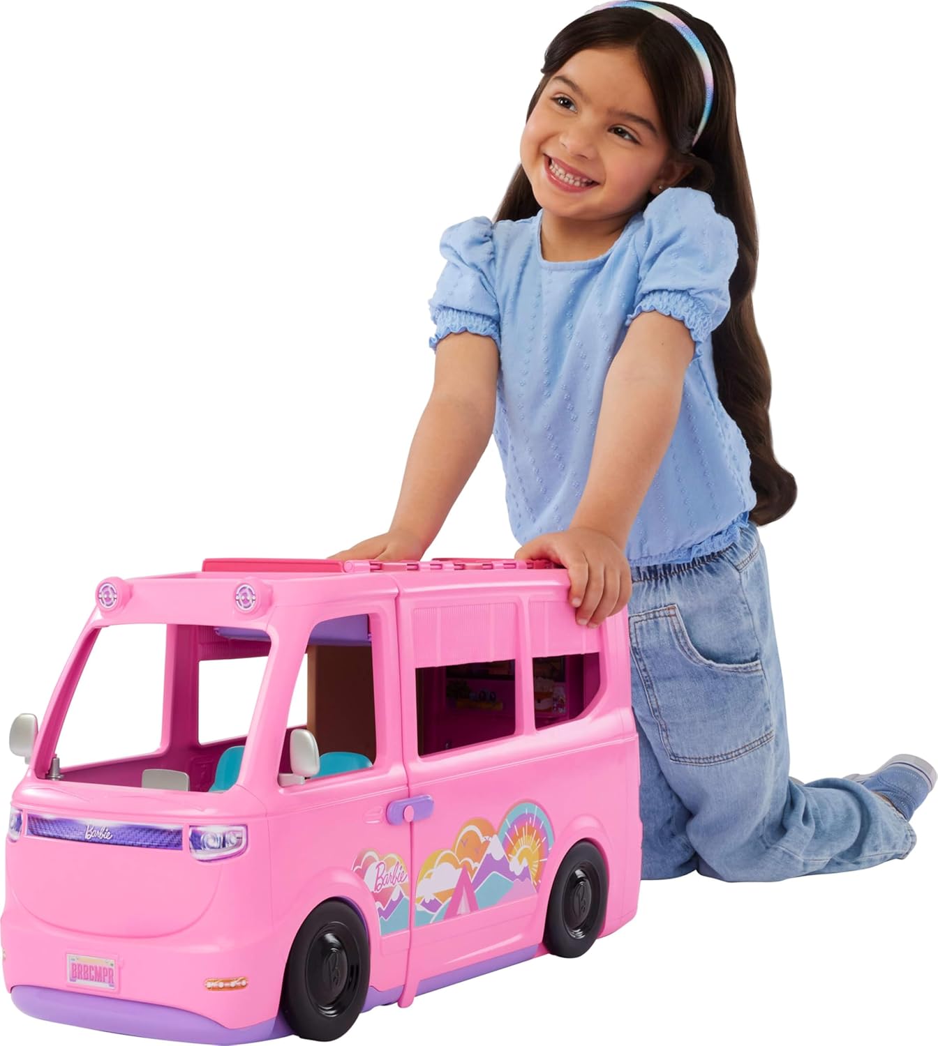 Barbie Dream Camper (Ausgabe 2025) Dachzelt, Schaukelstuhl, Angelteich und über 60 Zubehörteile ab 3 Jahren