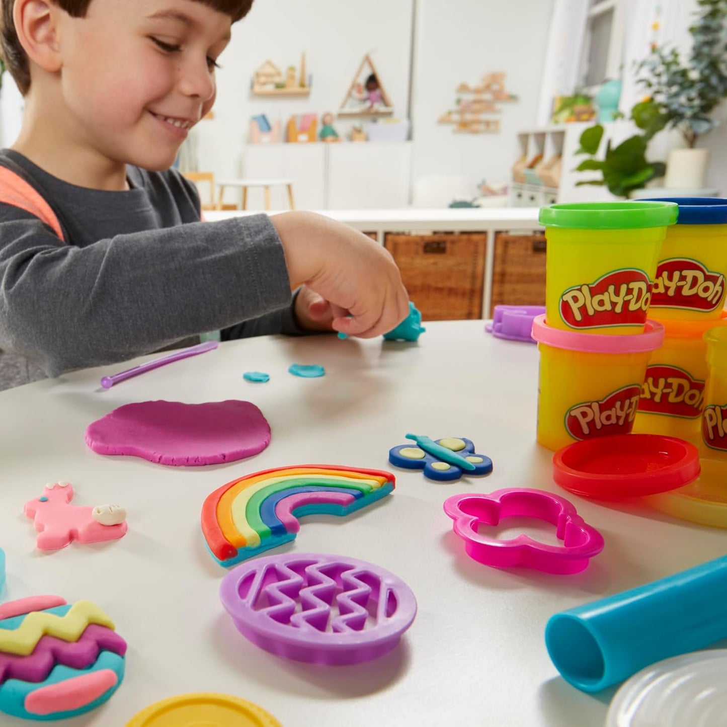 Play-Doh Holiday-Werkzeugset, 43 Zubehörteile und 10 Farben, ganzjähriges Kunst- und Bastelset für Kinder ab 3 Jahren
