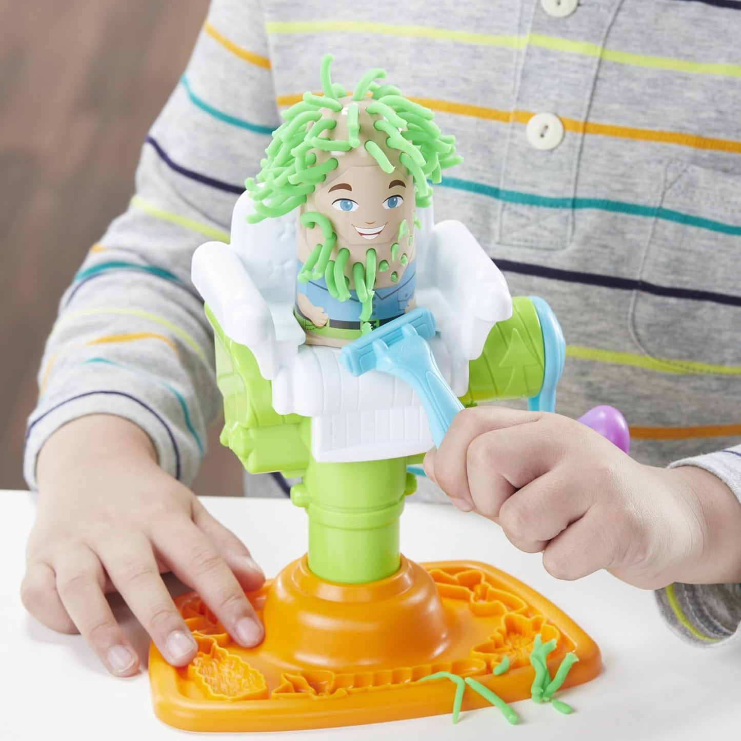 Play-Doh Buzz ’n Cut Fuzzy Pumper Barber Shop-Set, elektrischer Summer und 5 Farben, ab 3 Jahren