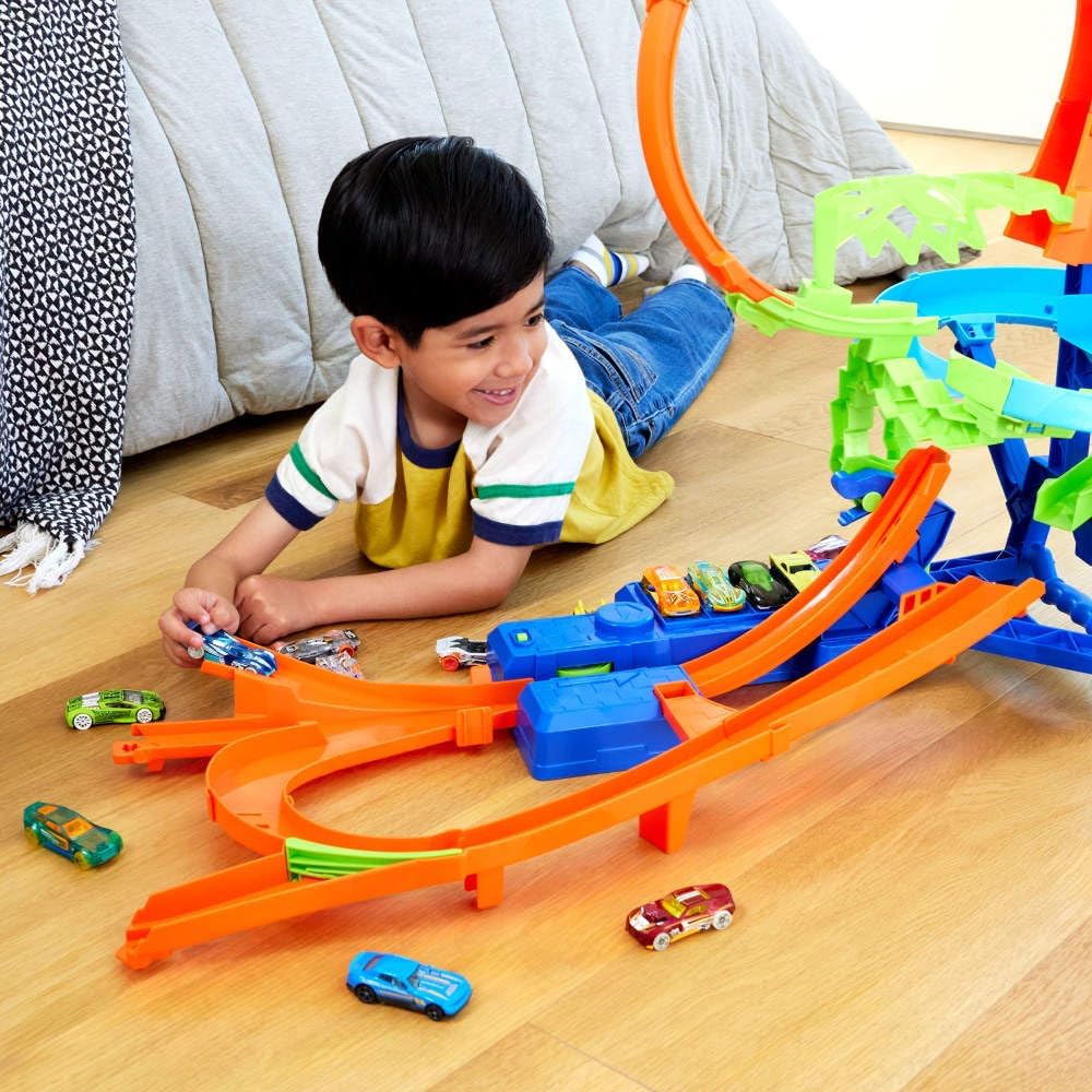 Hot Wheels Stunt Track Infinite Crash Action-Set mit batteriebetriebenem Beschleuniger