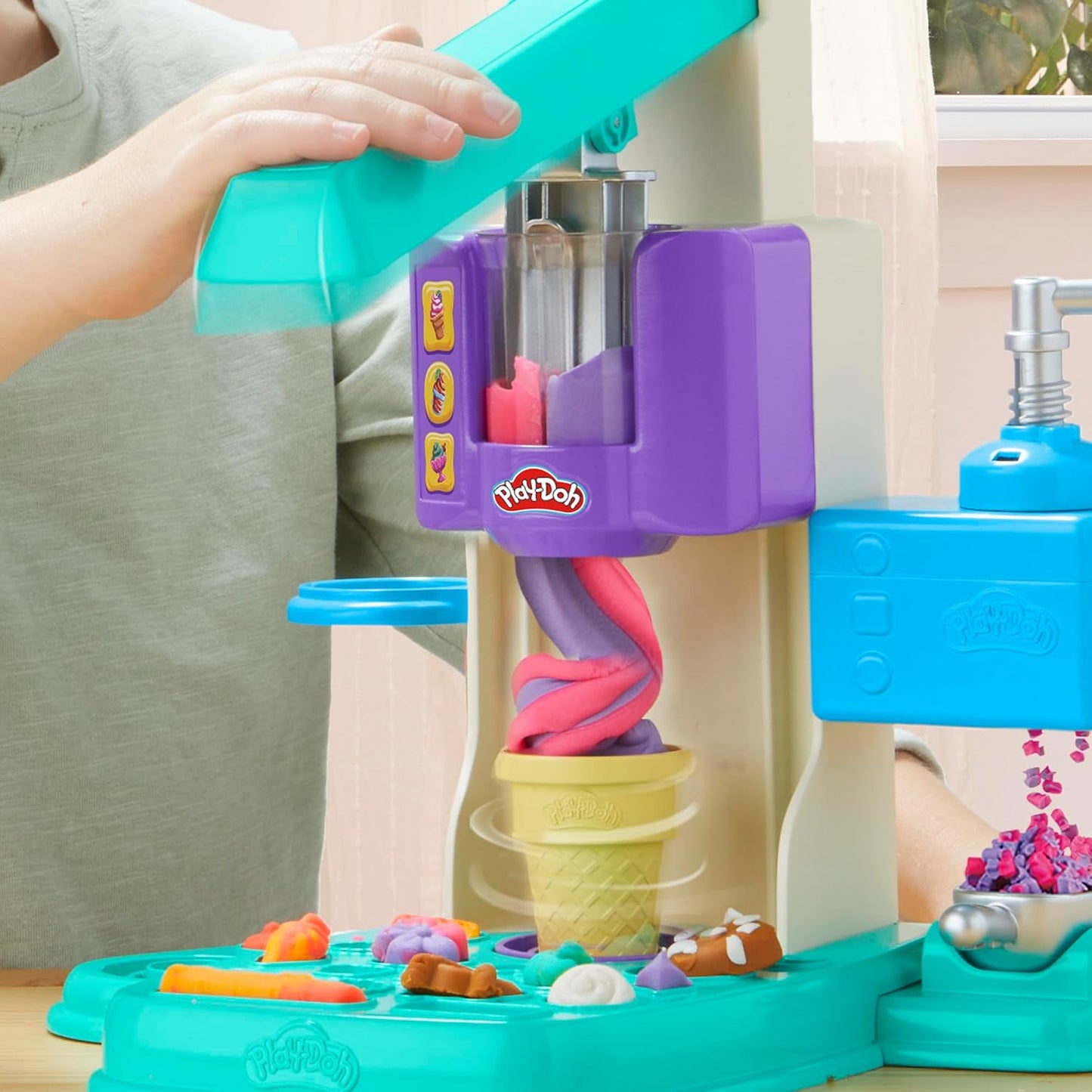 Das Play-Doh Rainbow Swirl Ice Cream-Spielset enthält 7 Küchenzubehörteile