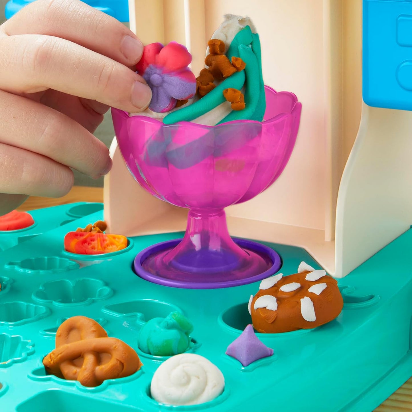 Das Play-Doh Rainbow Swirl Ice Cream-Spielset enthält 7 Küchenzubehörteile