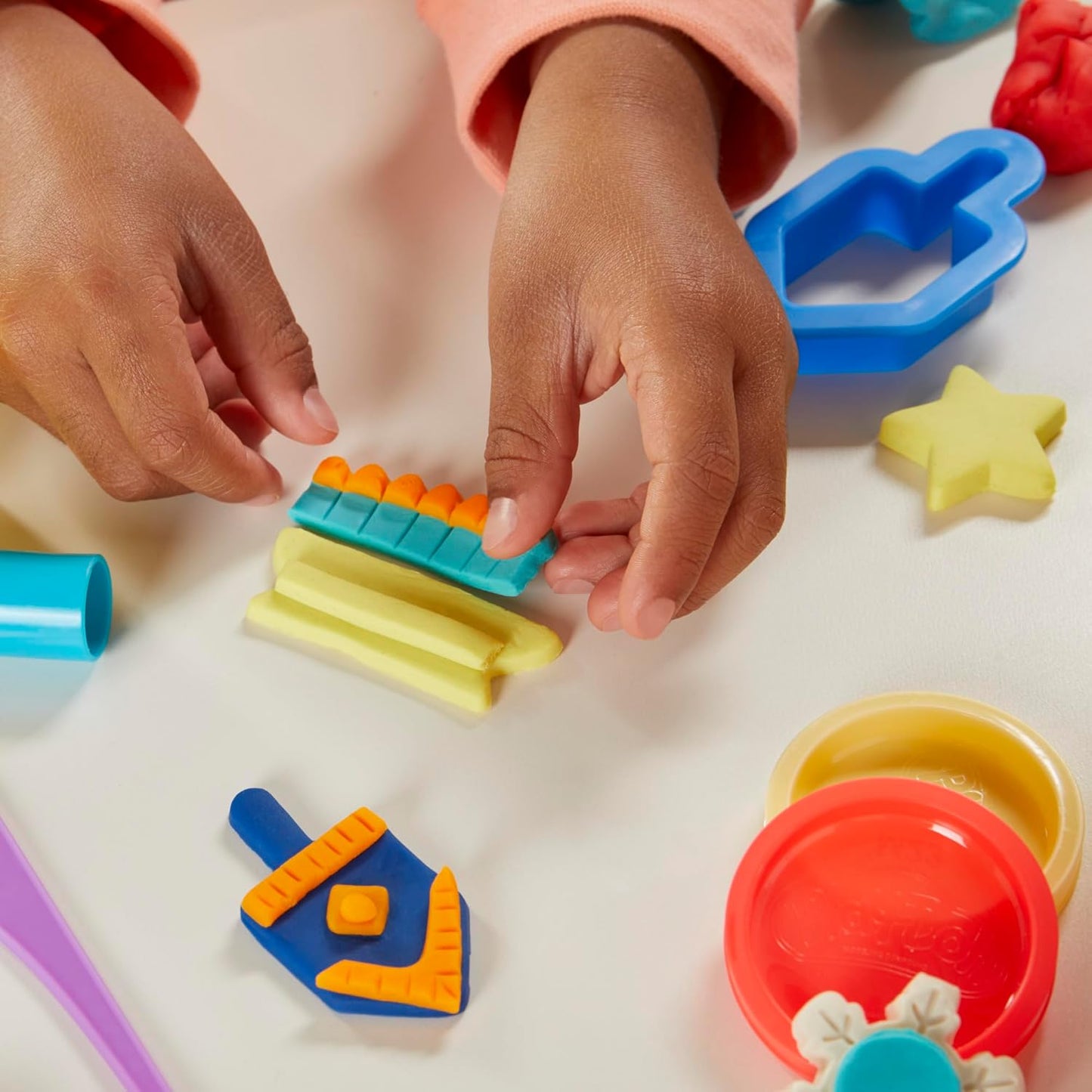 Play-Doh Holiday-Werkzeugset, 43 Zubehörteile und 10 Farben, ganzjähriges Kunst- und Bastelset für Kinder ab 3 Jahren
