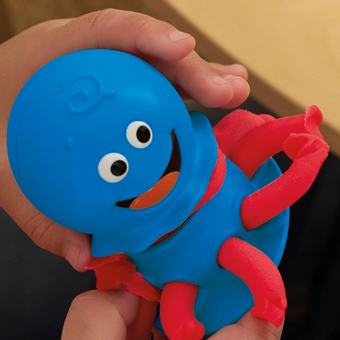 Play-Doh Fold & Go Spielmatten-Starterset Tragbares Kunst- und Bastelset für Kinder ab 3 Jahren