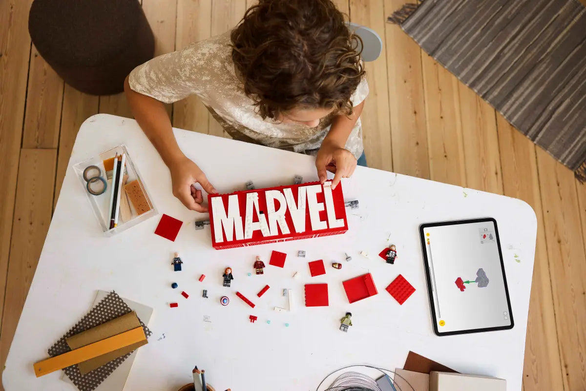 MARVEL Logo & Minifiguren (76313)