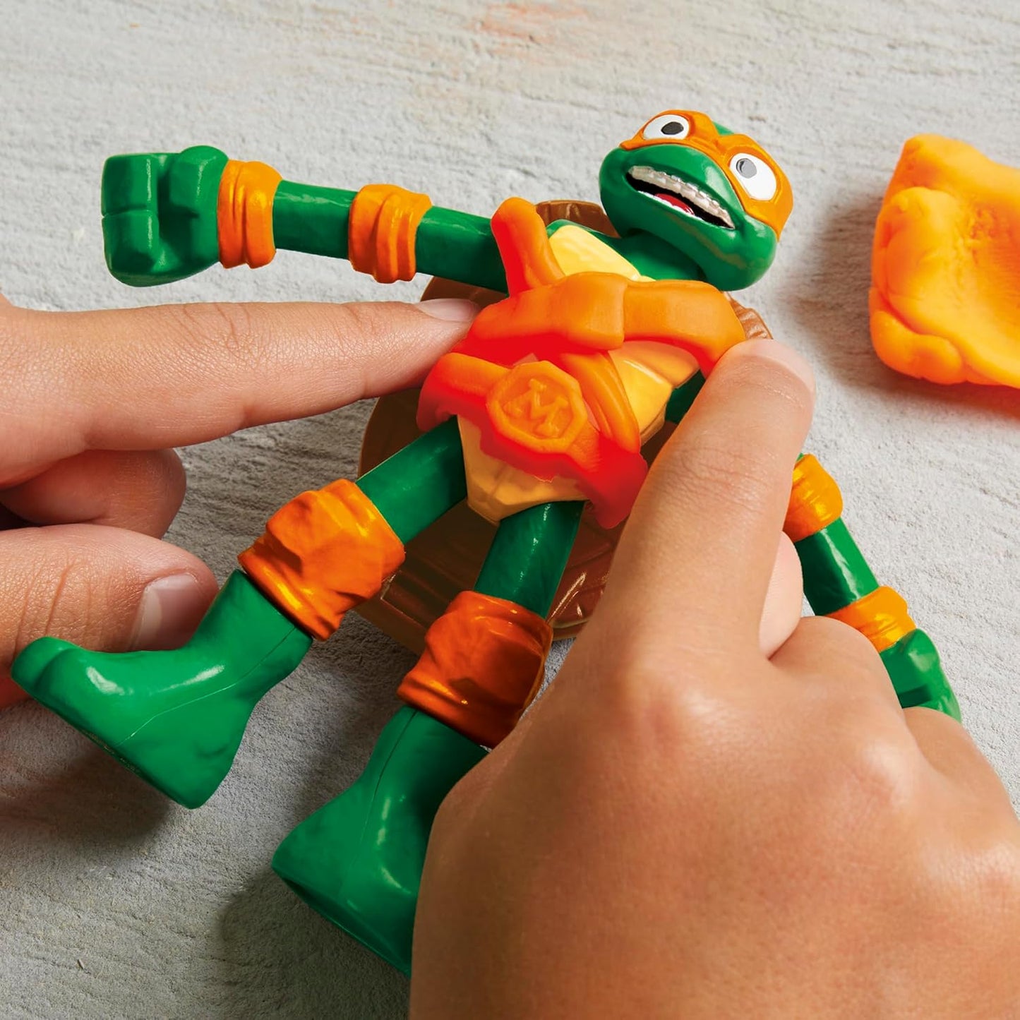Play-Doh Teenage Mutant Ninja Turtles Slice & Blast Pizza-Spielset Bendy Michelangelo-Figur und Pizza-Blaster-Spielzeug für Kinder ab 4 Jahren