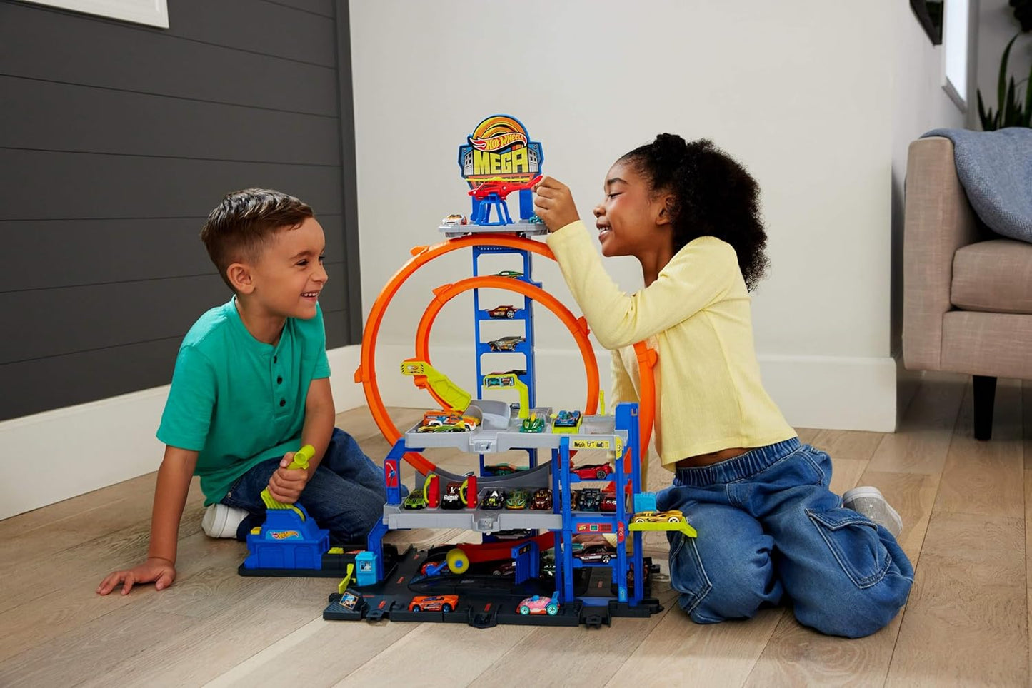 Hot Wheels City Mega-Parkhaus-Spielset mit Druckgussauto und Hubschrauber