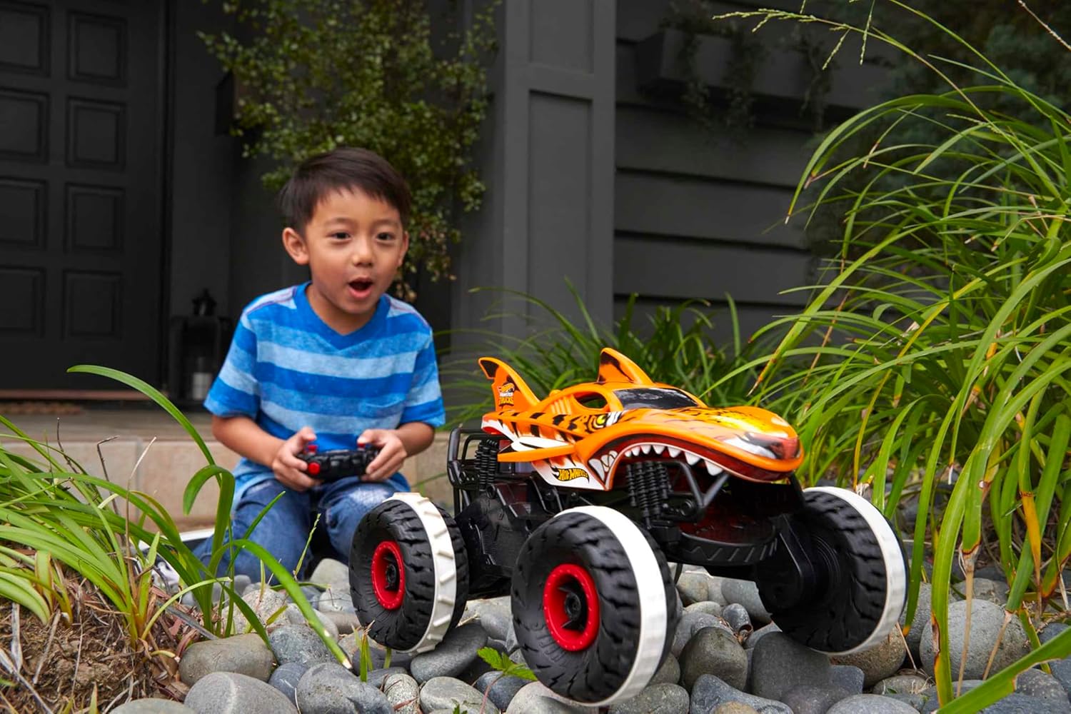 Hot Wheels Monster Trucks Unstoppable Tiger Shark RC avec technologie Terrain Stomp