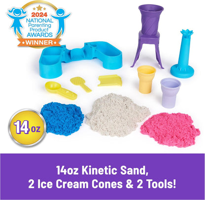 Kinetic Sand, Soft-Serve-Station mit 396 g Spielsand (blau, rosa und weiß), 2 Eistüten und 2 Werkzeugen
