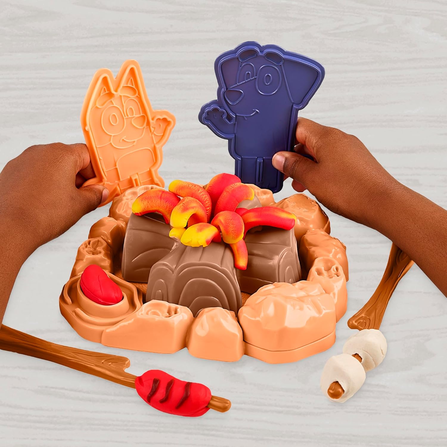 Play-Doh Bluey Goes Camping-Spielset, Lagerfeuer-Abenteuer mit Bluey, Bingo und Jean-Luc, Kunst- und Bastelspielzeug für Kinder ab 3 Jahren