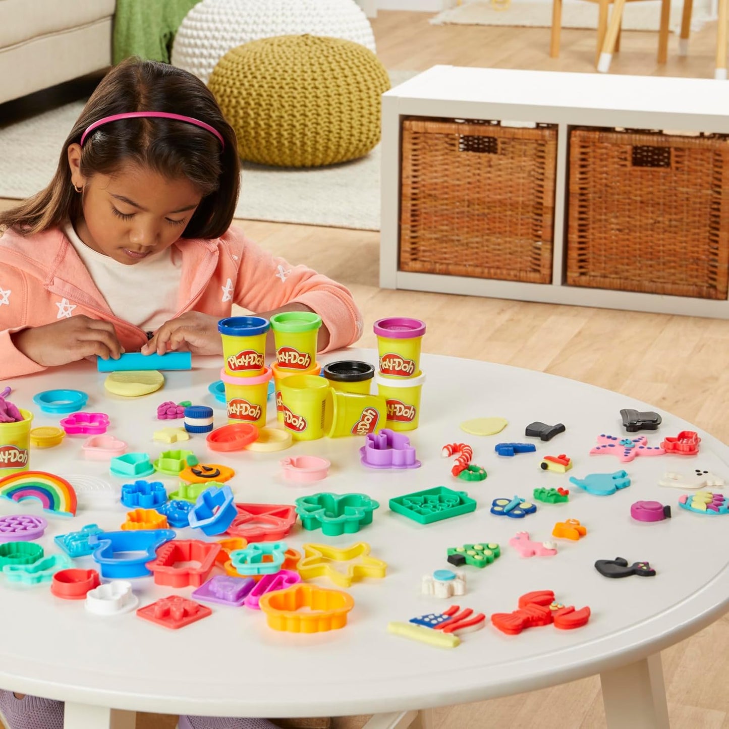 Play-Doh Holiday-Werkzeugset, 43 Zubehörteile und 10 Farben, ganzjähriges Kunst- und Bastelset für Kinder ab 3 Jahren