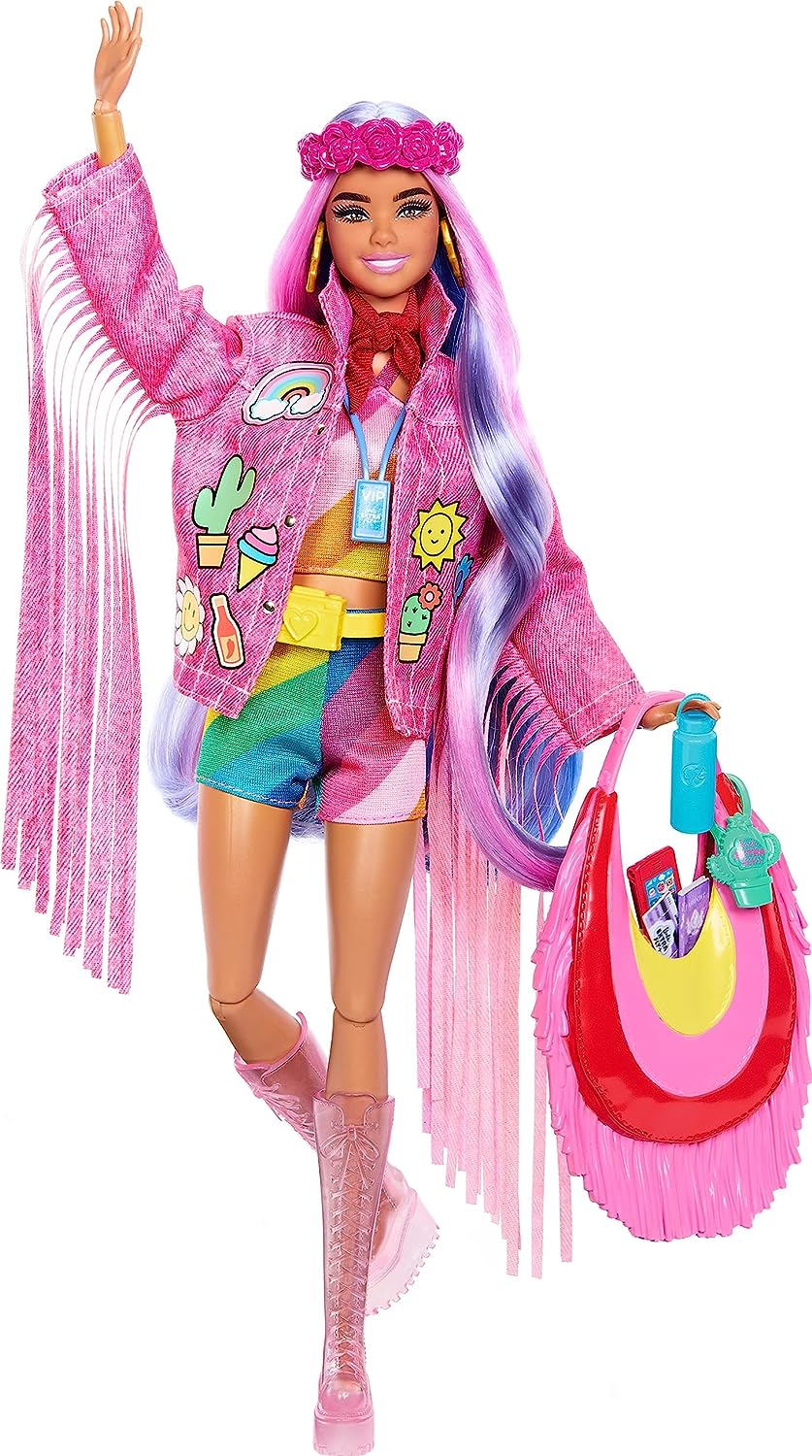 Poupée Barbie Extra Fly – Édition Désert avec de longs cheveux roses et violets et une veste à franges en jean rose