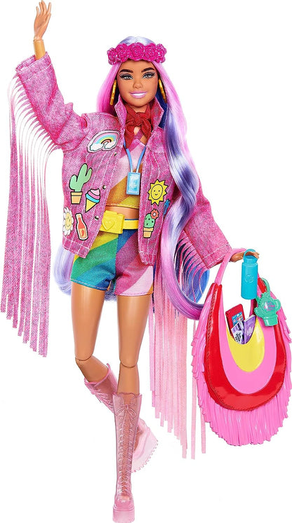 Poupée Barbie Extra Fly – Édition Désert avec de longs cheveux roses et violets et une veste à franges en jean rose