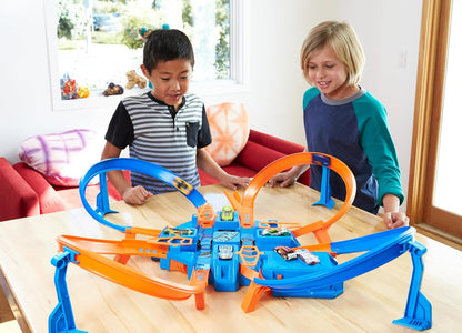 Set di piste d'incidente Hot Wheels Criss-Cross con booster motorizzato e auto