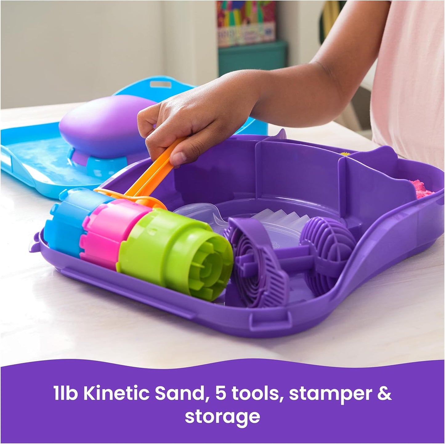 Kinetic Sand, SquishMotion con sabbia da gioco rosa, gialla e blu da 454 g, timbro e 5 strumenti, custodia