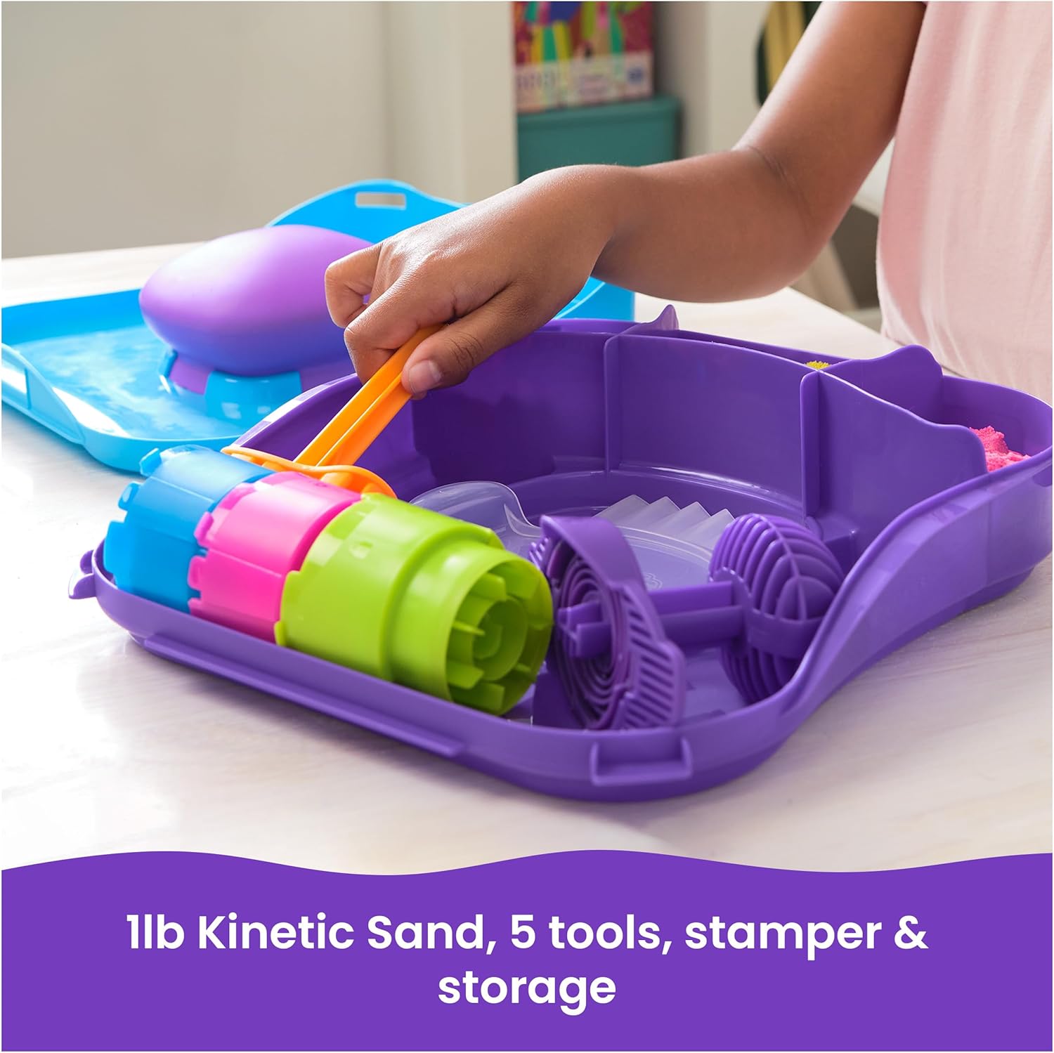 Kinetic Sand, SquishMotion con sabbia da gioco rosa, gialla e blu da 454 g, timbro e 5 strumenti, custodia
