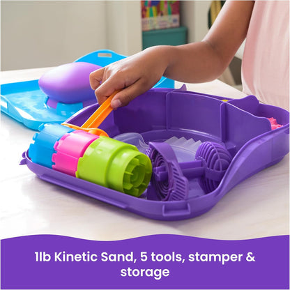 Kinetic Sand, SquishMotion con sabbia da gioco rosa, gialla e blu da 454 g, timbro e 5 strumenti, custodia