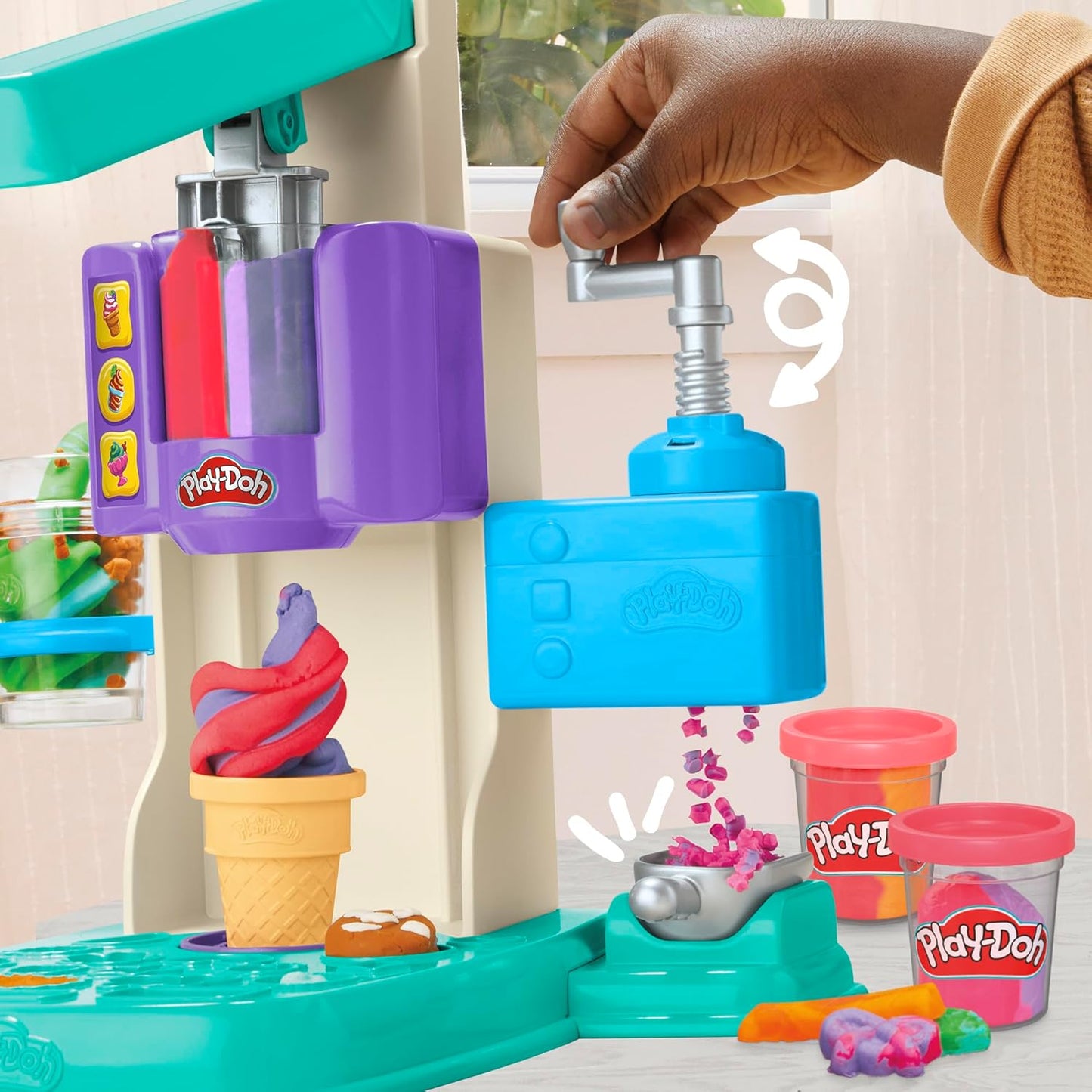 Das Play-Doh Rainbow Swirl Ice Cream-Spielset enthält 7 Küchenzubehörteile