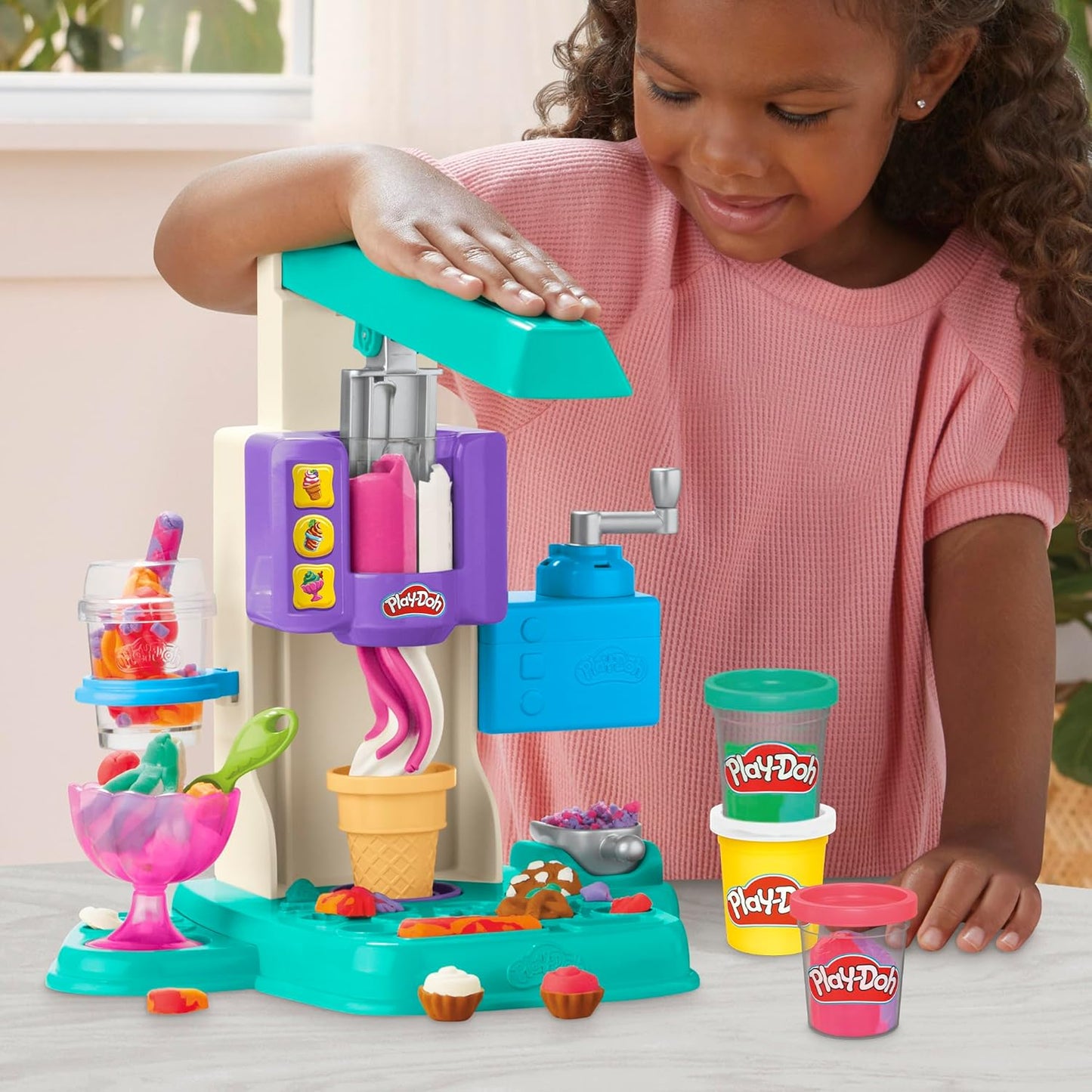 Das Play-Doh Rainbow Swirl Ice Cream-Spielset enthält 7 Küchenzubehörteile