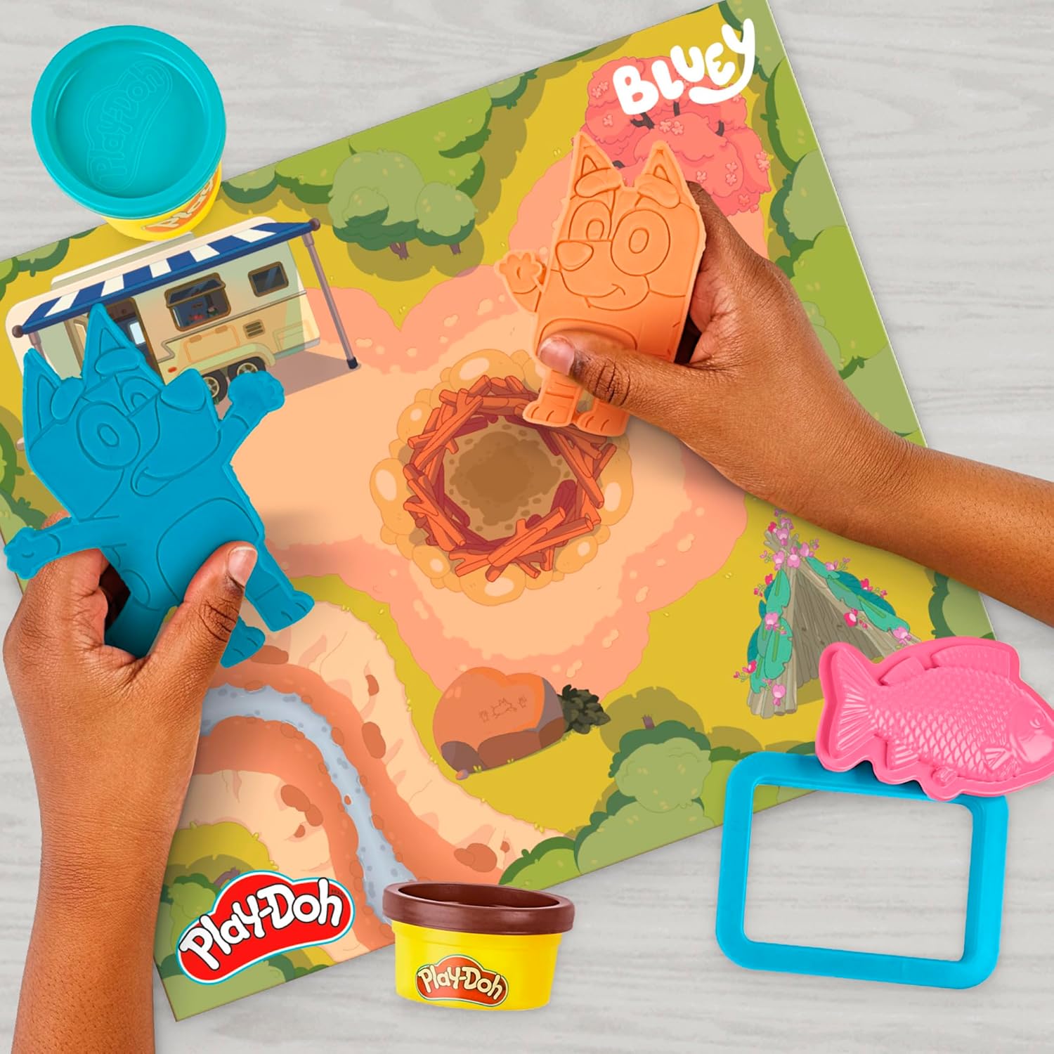 Play-Doh Bluey Goes Camping-Spielset, Lagerfeuer-Abenteuer mit Bluey, Bingo und Jean-Luc, Kunst- und Bastelspielzeug für Kinder ab 3 Jahren