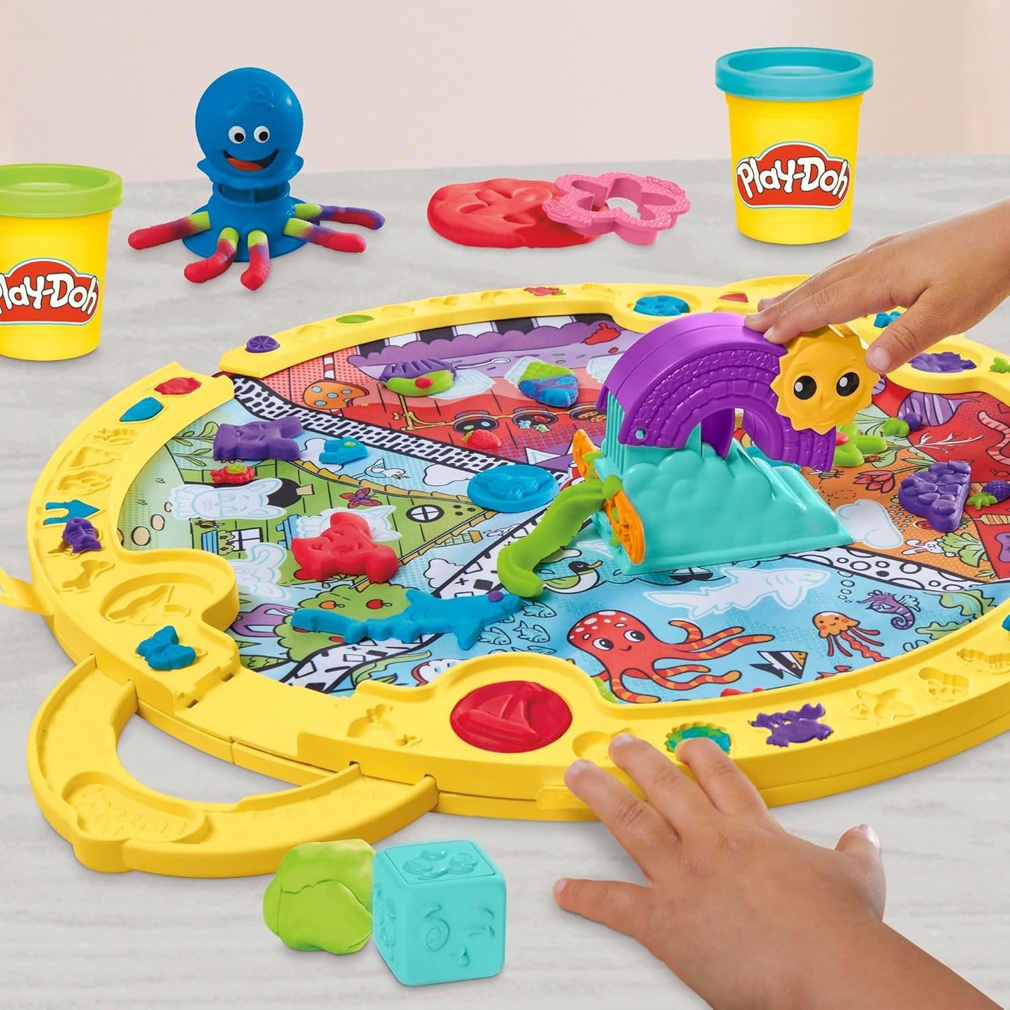 Play-Doh Fold & Go Spielmatten-Starterset Tragbares Kunst- und Bastelset für Kinder ab 3 Jahren