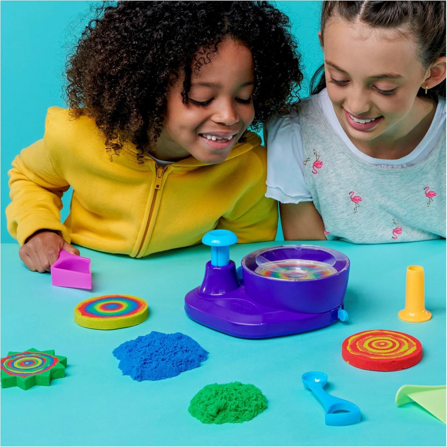Kinetischer Sand, Swirl N‘ Surprise-Spielset mit 907 g Spielsand, einschließlich Rot, Blau, Grün, Gelb und 4 Werkzeugen