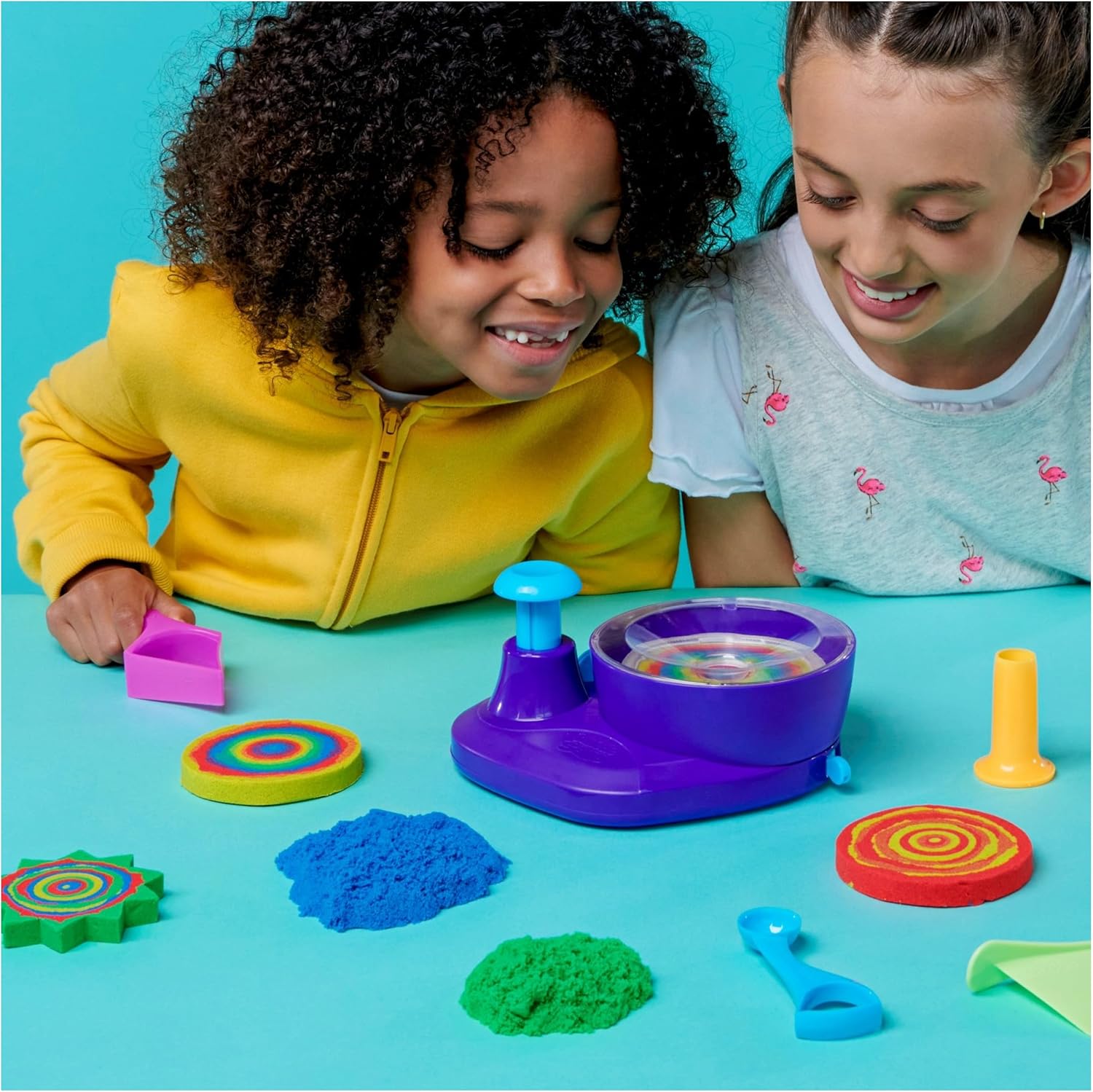 Kinetischer Sand, Swirl N‘ Surprise-Spielset mit 907 g Spielsand, einschließlich Rot, Blau, Grün, Gelb und 4 Werkzeugen
