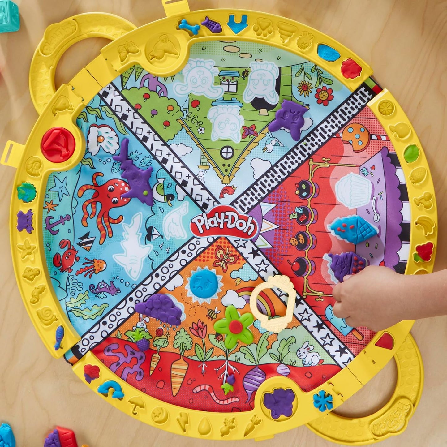 Play-Doh Fold & Go Spielmatten-Starterset Tragbares Kunst- und Bastelset für Kinder ab 3 Jahren