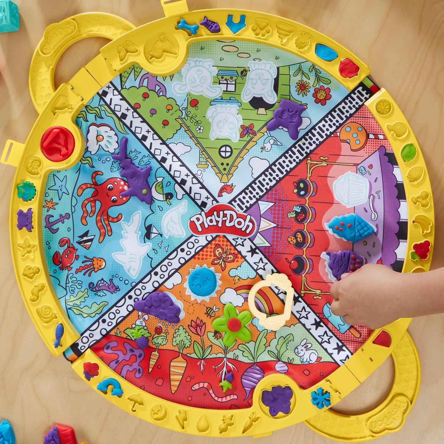Play-Doh Fold & Go Spielmatten-Starterset Tragbares Kunst- und Bastelset für Kinder ab 3 Jahren