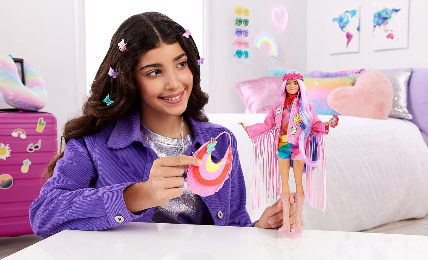 Poupée Barbie Extra Fly – Édition Désert avec de longs cheveux roses et violets et une veste à franges en jean rose
