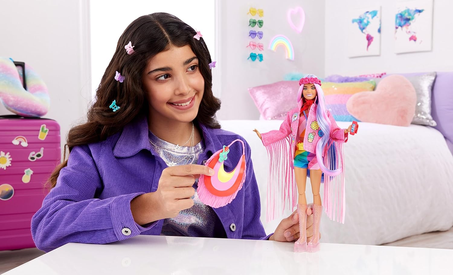 Poupée Barbie Extra Fly – Édition Désert avec de longs cheveux roses et violets et une veste à franges en jean rose