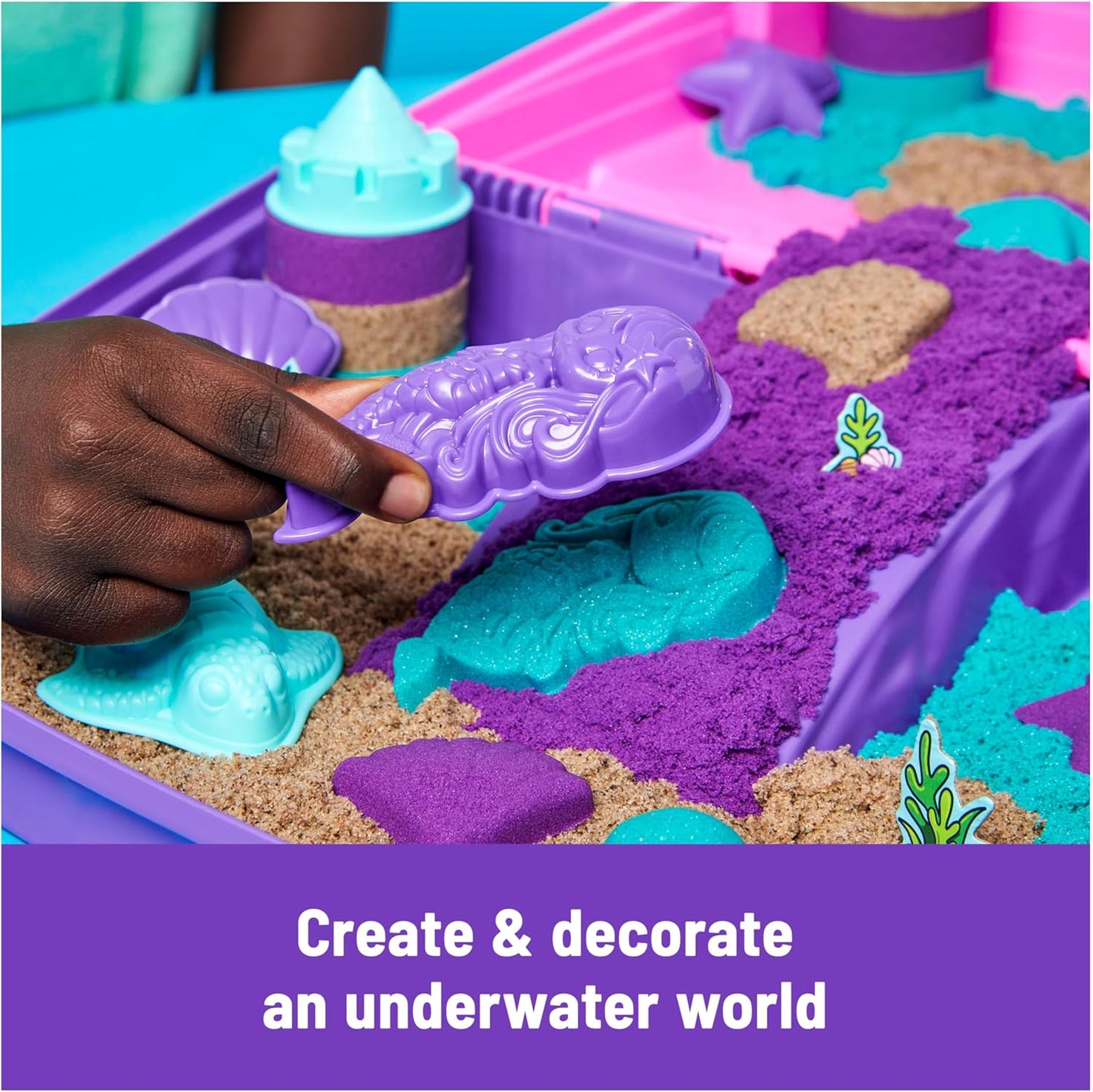 Kinetic Sand, Meerjungfrauenpalast-Spielset mit 934 g Spielsand (Neonviolett, schimmerndes Blaugrün und Strand), Werkzeug und faltbarem Sandkasten