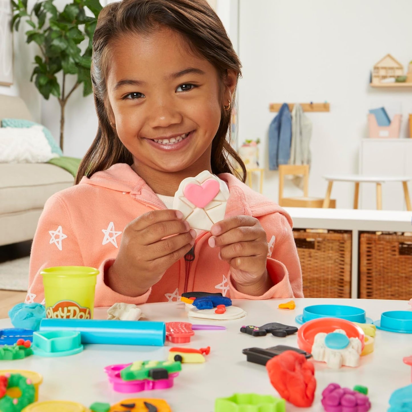 Play-Doh Holiday-Werkzeugset, 43 Zubehörteile und 10 Farben, ganzjähriges Kunst- und Bastelset für Kinder ab 3 Jahren