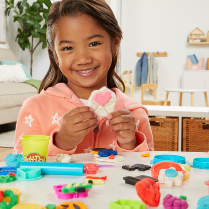 Play-Doh Holiday-Werkzeugset, 43 Zubehörteile und 10 Farben, ganzjähriges Kunst- und Bastelset für Kinder ab 3 Jahren