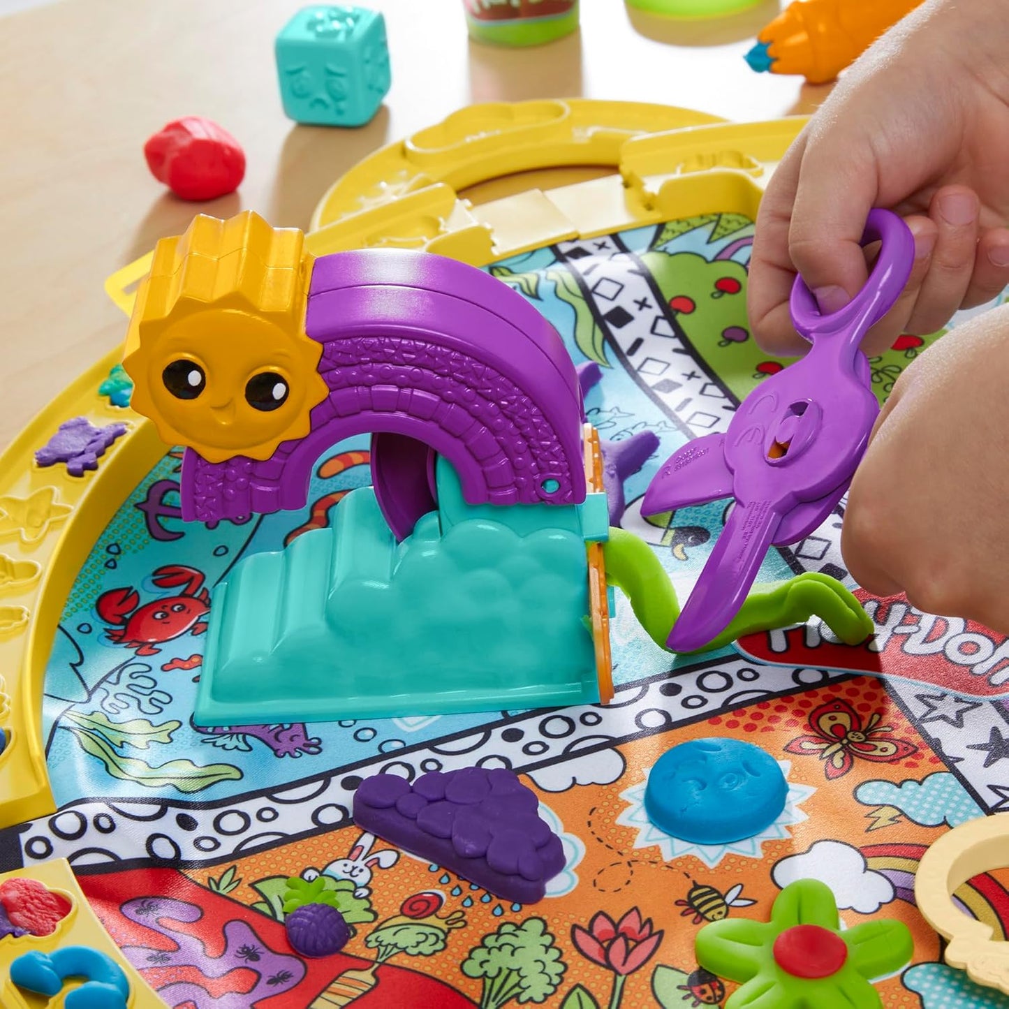 Play-Doh Fold & Go Spielmatten-Starterset Tragbares Kunst- und Bastelset für Kinder ab 3 Jahren