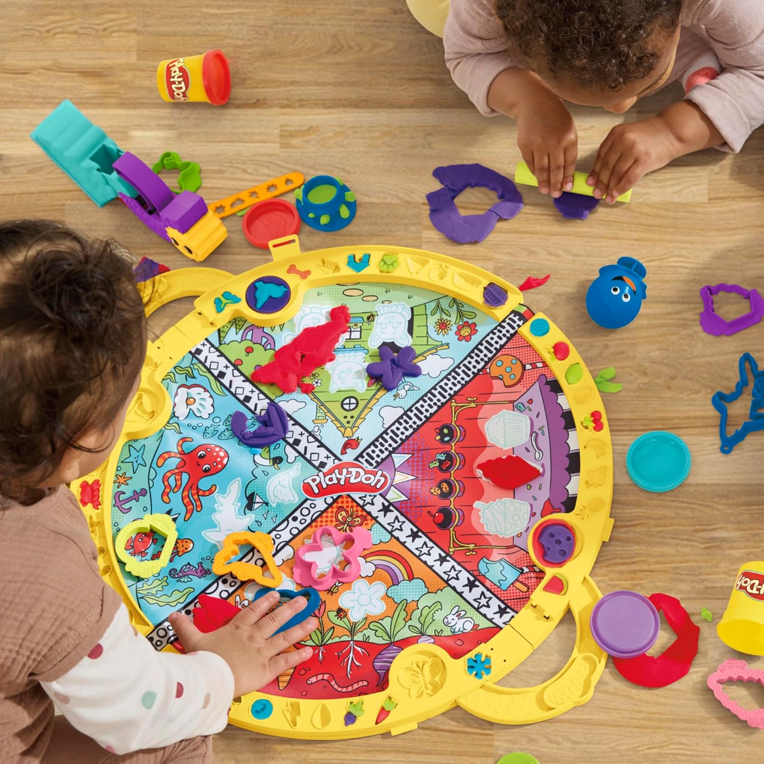 Play-Doh Fold & Go Spielmatten-Starterset Tragbares Kunst- und Bastelset für Kinder ab 3 Jahren