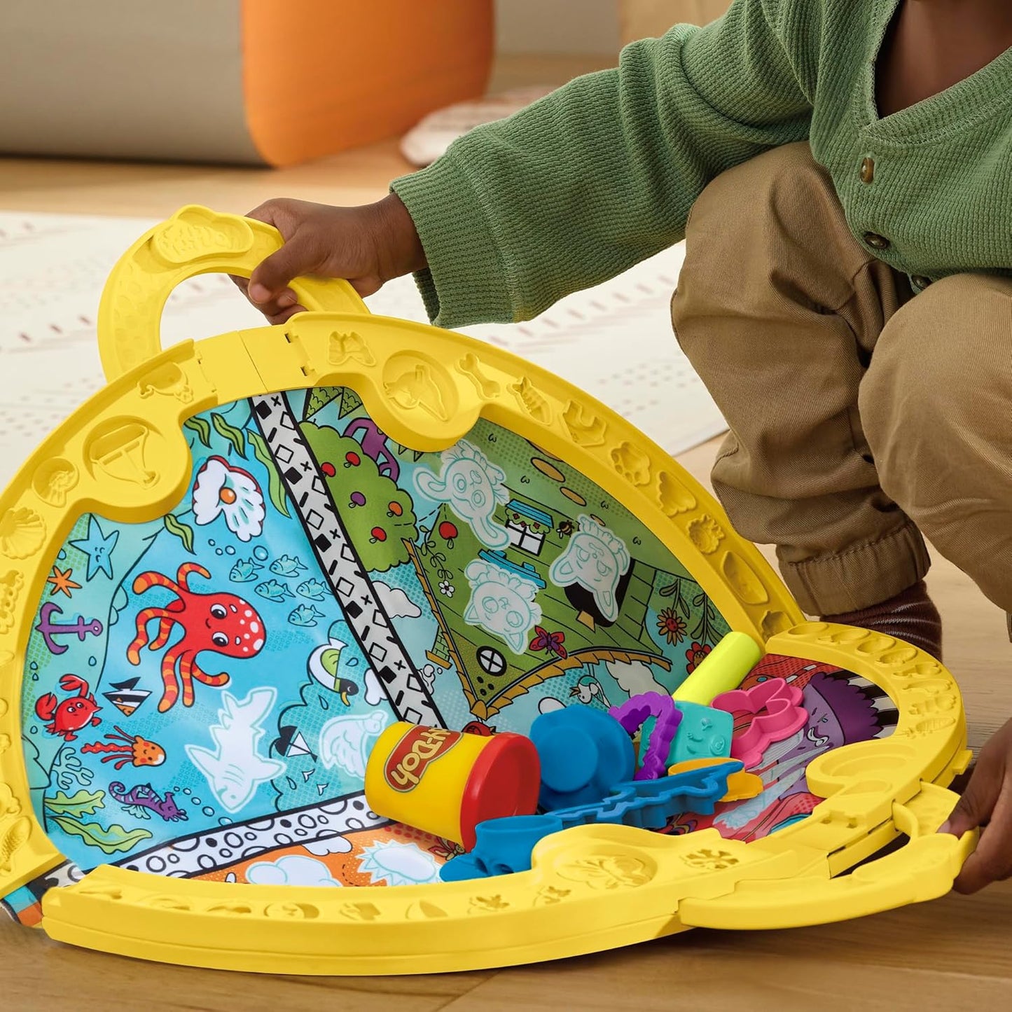 Play-Doh Fold & Go Spielmatten-Starterset Tragbares Kunst- und Bastelset für Kinder ab 3 Jahren