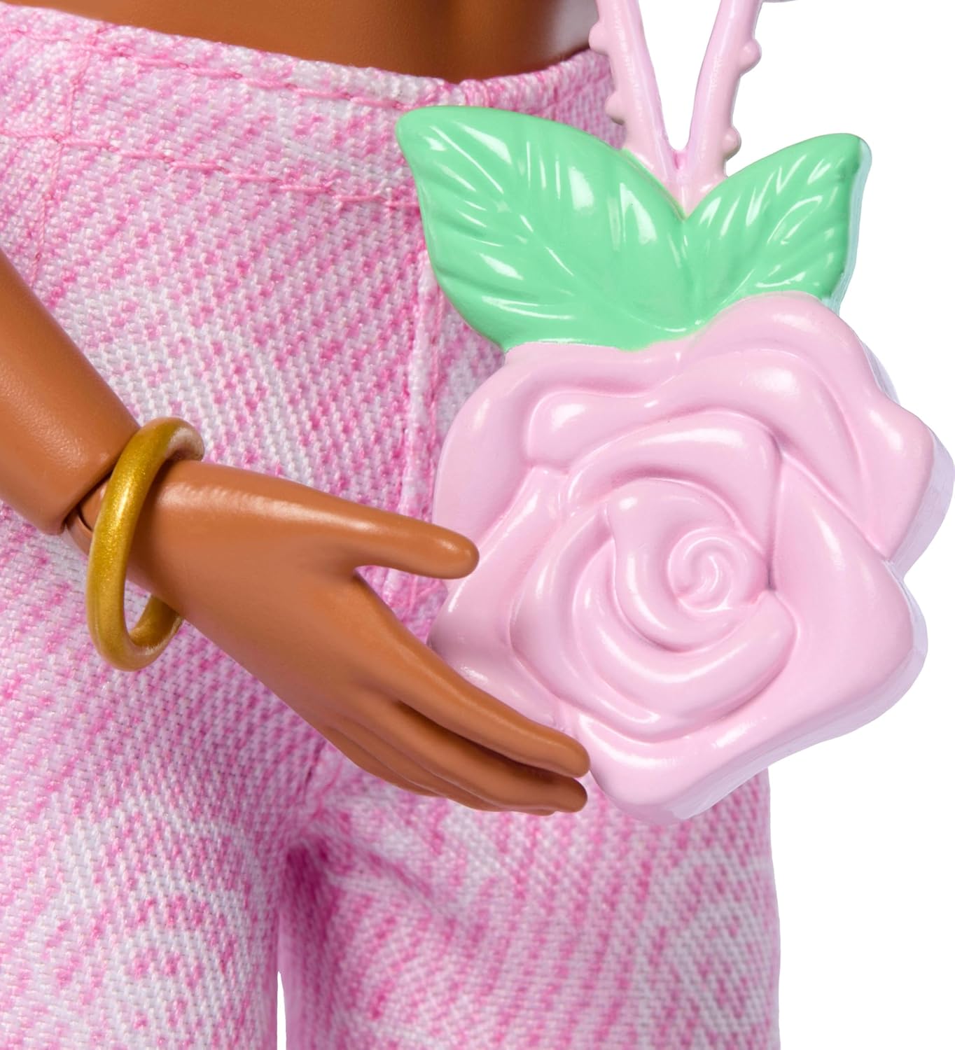 Barbie Deluxe Style Doll con top corto in denim rosa abbinato a jeans a zampa con stampa di rose