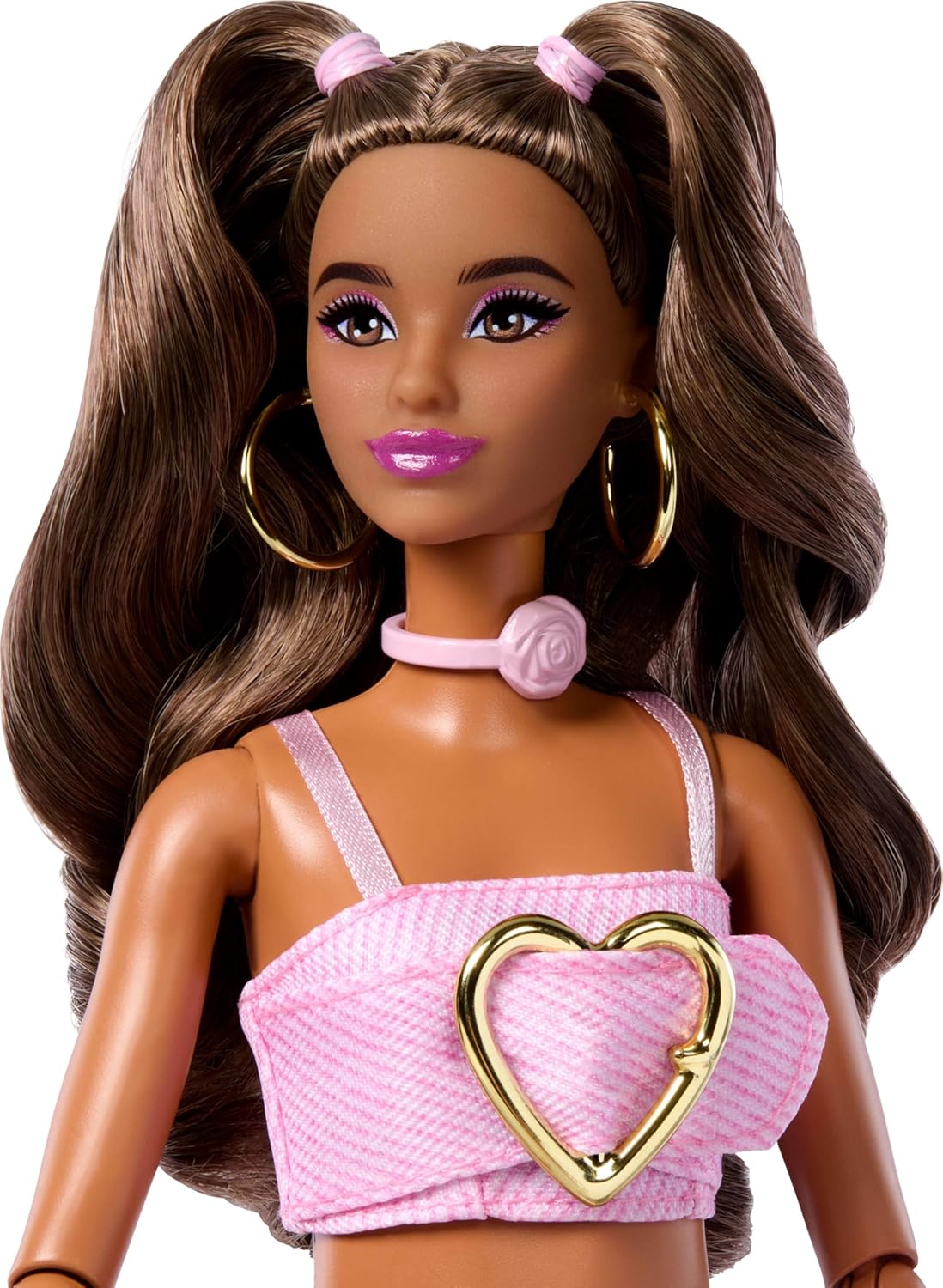 Barbie Deluxe Style Doll con top corto in denim rosa abbinato a jeans a zampa con stampa di rose