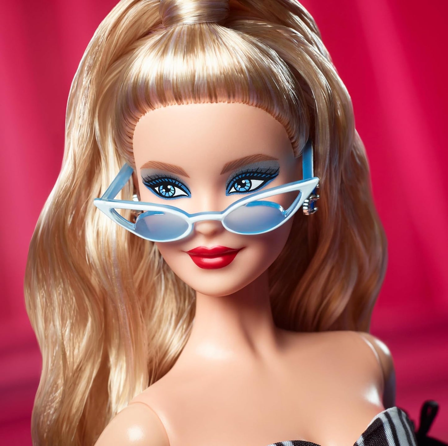Barbie Signature-Puppe, Sammlerstück zum 65. Jubiläum mit blonden Haaren, schwarz-weißem Kleid