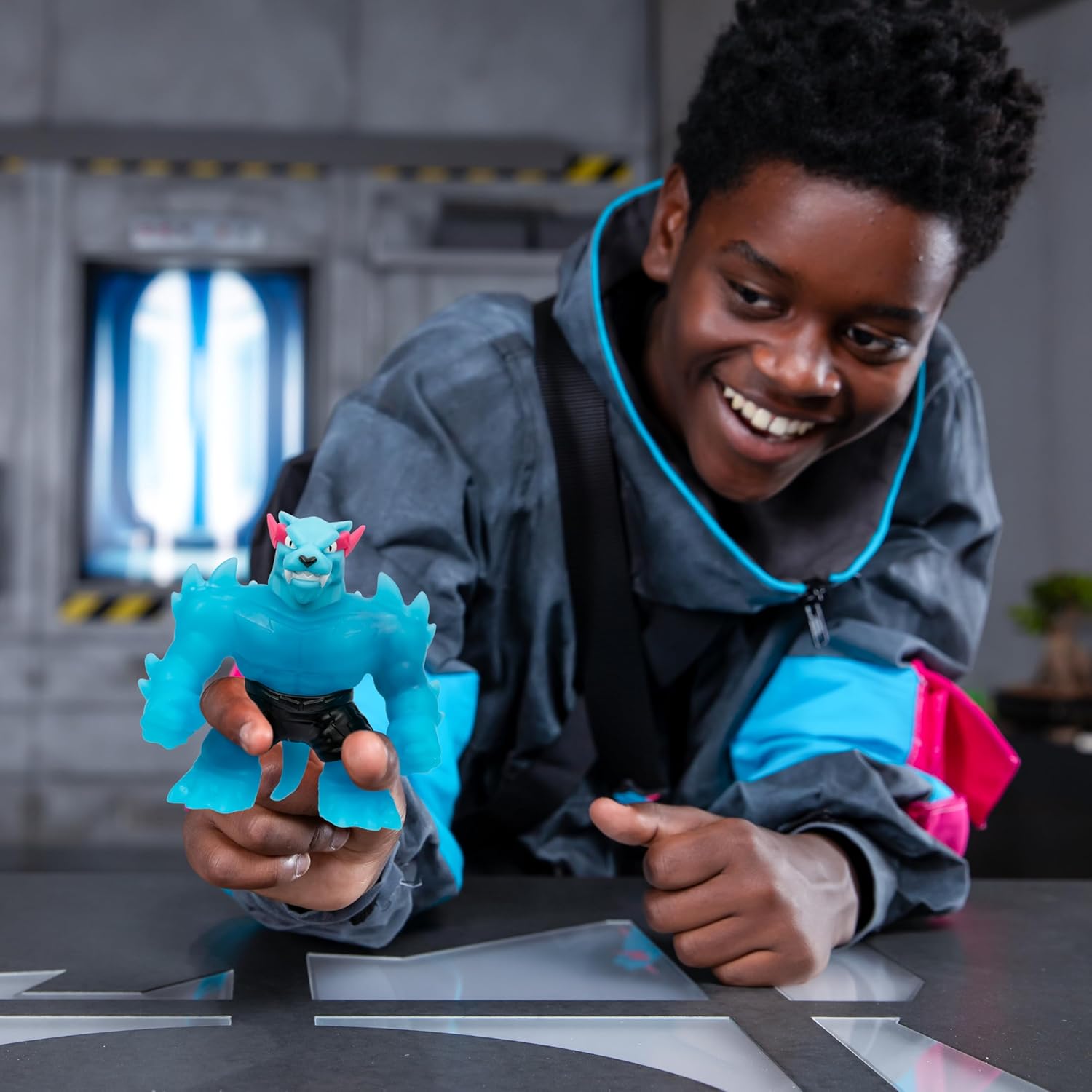 MrBeast Lab Stretchy Hypercharged Panther – Heroes of Goo Jit Zu Drücken, quetschen und dehnen Sie ihn bis zum Dreifachen seiner Größe