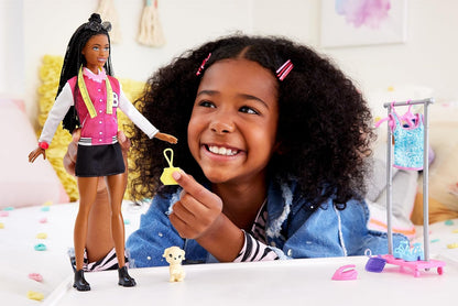 Poupée Barbie Brooklyn avec porte-vêtements, haut, pièces de mode, chiot et plus