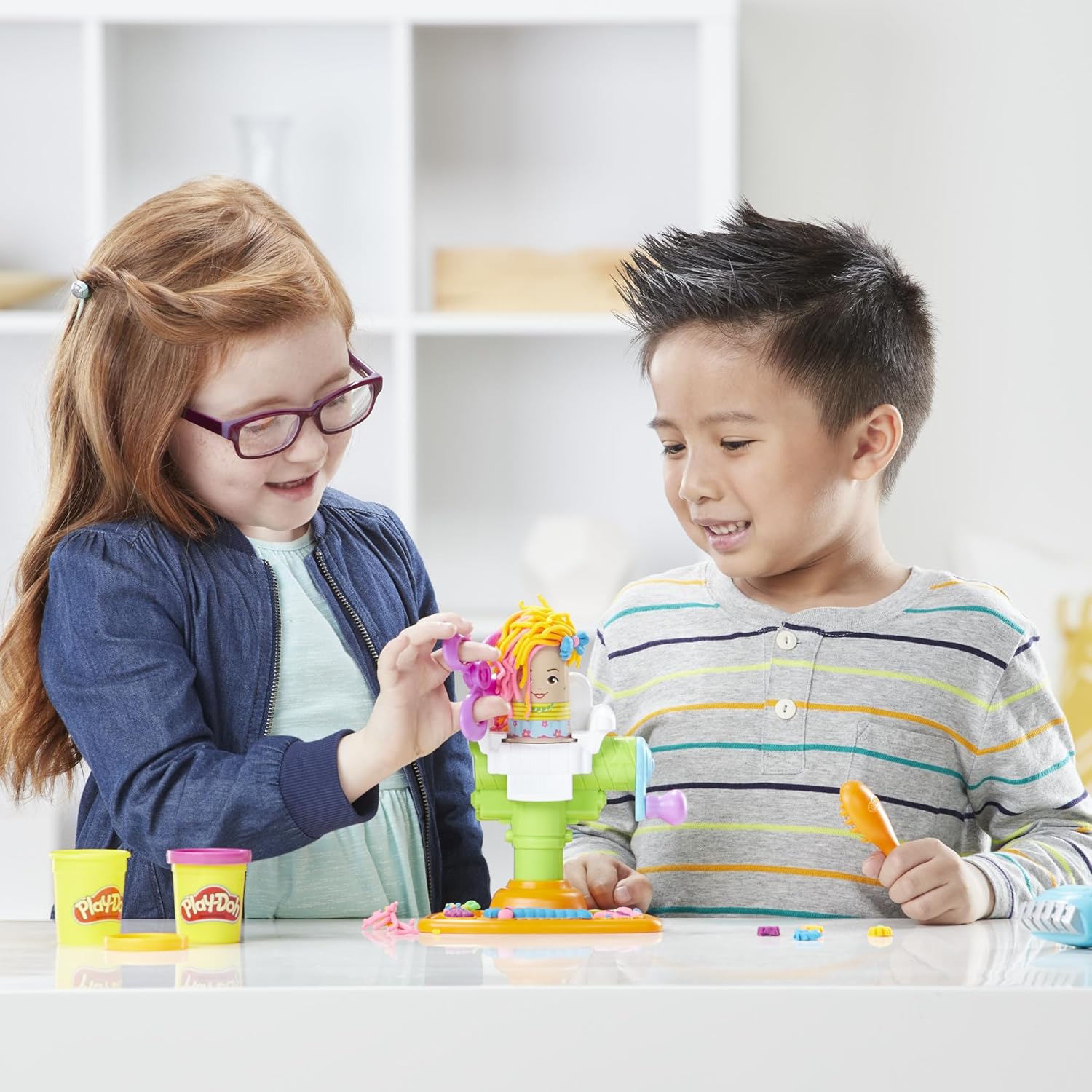 Play-Doh Buzz ’n Cut Fuzzy Pumper Barber Shop-Set, elektrischer Summer und 5 Farben, ab 3 Jahren