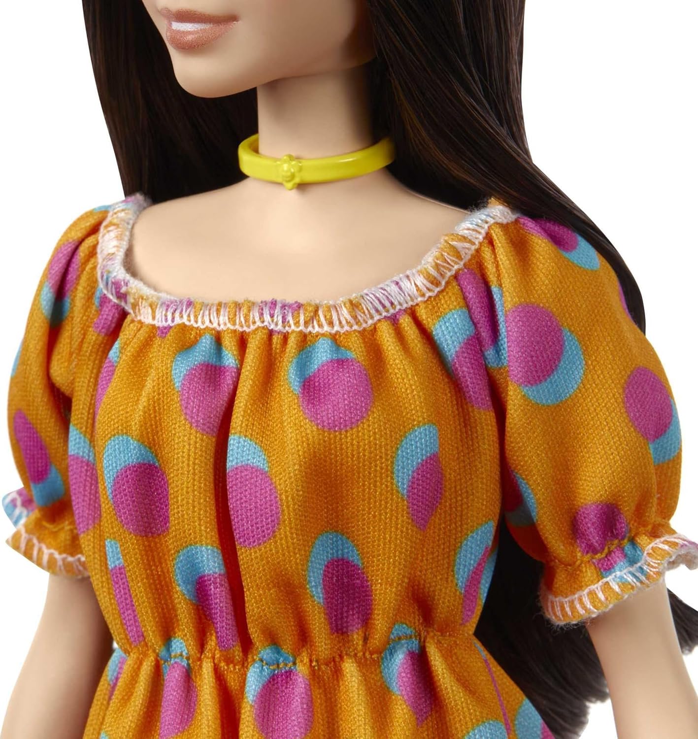 Barbie Fashionistas-Puppe mit langen brünetten Haaren, einem gemusterten orangefarbenen Kleid, weißen Schuhen und einem gelben Halsband