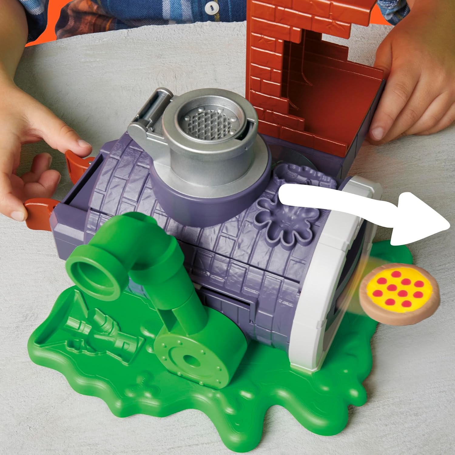 Play-Doh Teenage Mutant Ninja Turtles Slice & Blast Pizza-Spielset Bendy Michelangelo-Figur und Pizza-Blaster-Spielzeug für Kinder ab 4 Jahren