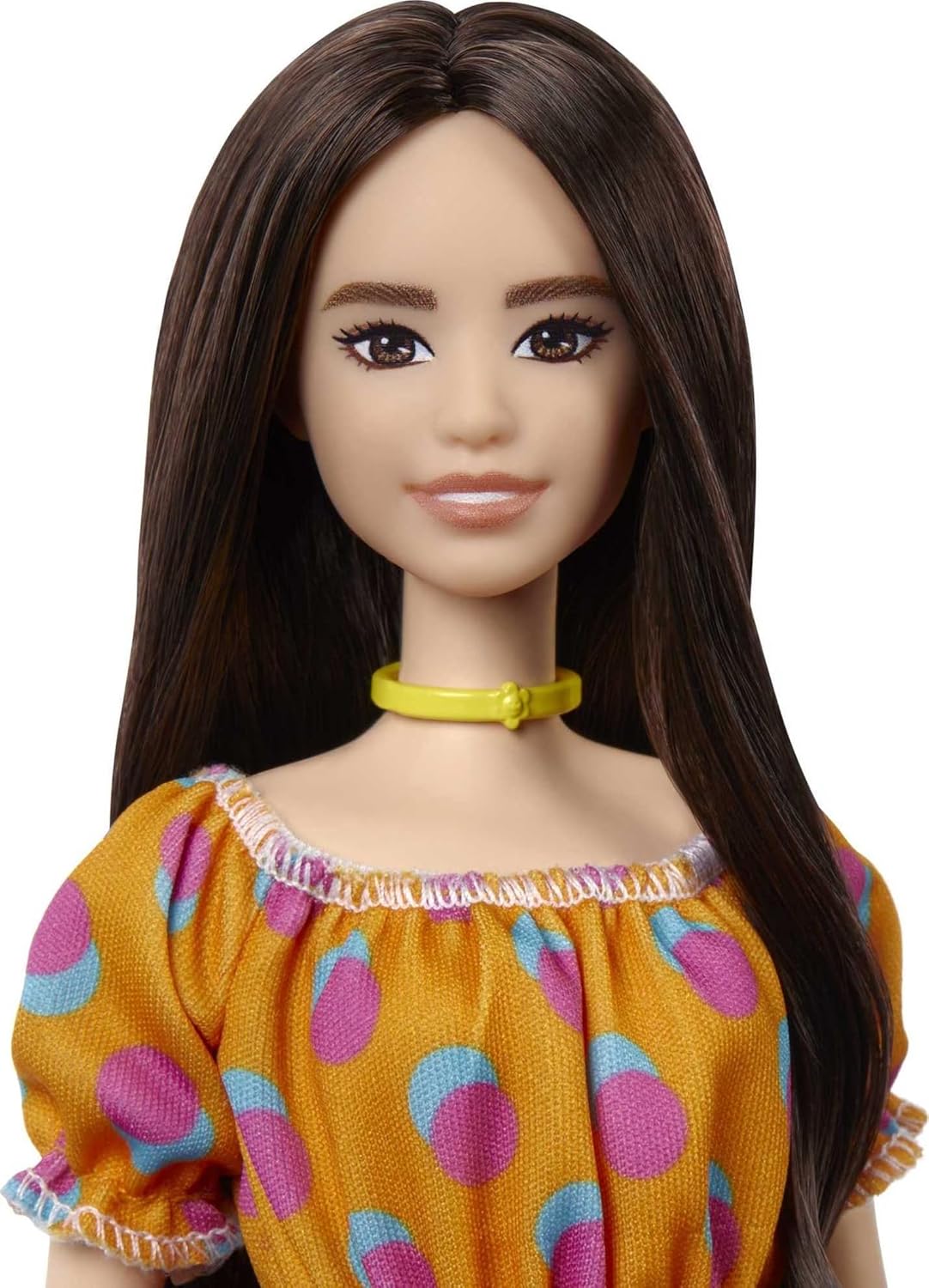 Barbie Fashionistas-Puppe mit langen brünetten Haaren, einem gemusterten orangefarbenen Kleid, weißen Schuhen und einem gelben Halsband