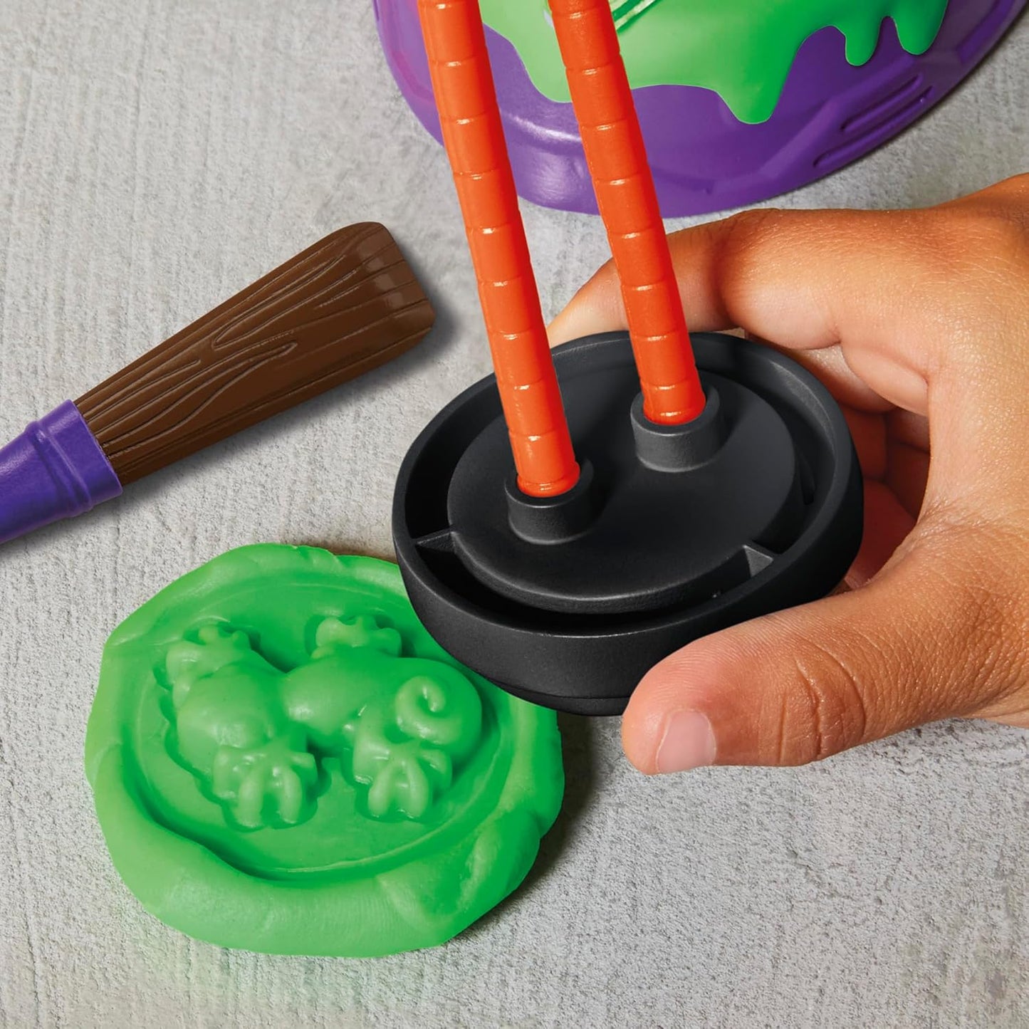 Play-Doh Teenage Mutant Ninja Turtles Mutation Station Playset Bendy Donatello Figure & Mondo Gecko Maker Jouet pour enfants 4+