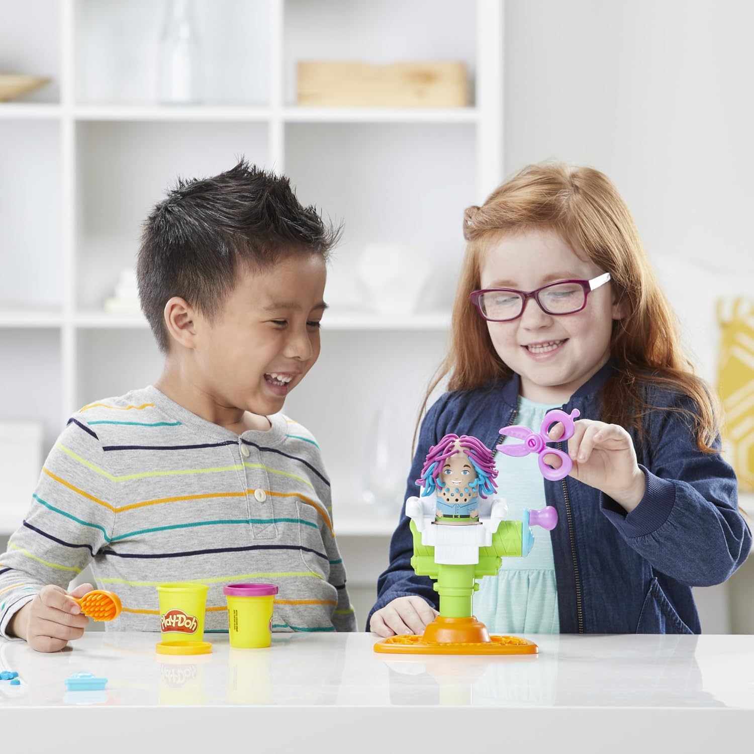 Play-Doh Buzz ’n Cut Fuzzy Pumper Barber Shop-Set, elektrischer Summer und 5 Farben, ab 3 Jahren