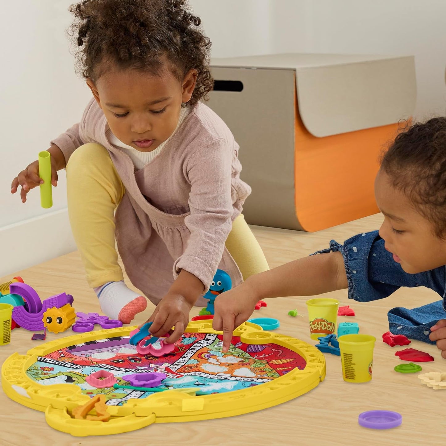 Play-Doh Fold & Go Spielmatten-Starterset Tragbares Kunst- und Bastelset für Kinder ab 3 Jahren
